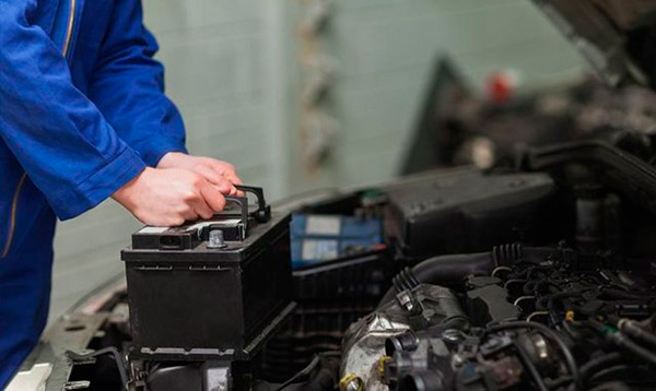Как снять и поставить аккумулятор на автомобиль