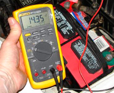 Напряжение для заряда автомобильного аккумулятора